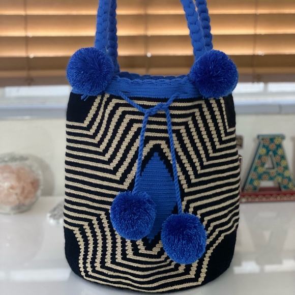 Colombian Wayuu Mochila Boho Shoulder Bucket blue and black handmade Bag - Picture 3 of 13